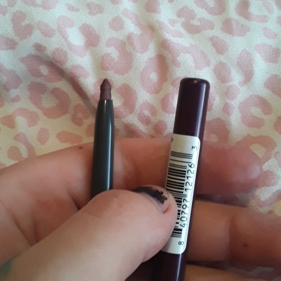 Blackish purple stick eyeliners - Picture 2 of 3